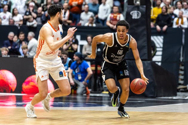GER, BKT EuroCup, Saison 2025 2026, Niners Chemnitz - Dolomiti Energia Trento. 04.02.2026, Messe, Chemnitz, GER, BKT EuroCup, Saison 2025 2026, Niners Chemnitz - Dolomiti Energia Trento. Patrick Hassan (Tolomiti Energia Trento 68), Jordan Schakel (Niners Chemnitz, 8) Foto Alexander Trienitz Chemnitz Messe Sachsen Deutschland