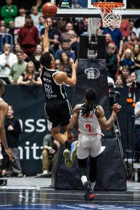 GER, BKT EuroCup, Saison 2025 2026, Niners Chemnitz - Dolomiti Energia Trento. 04.02.2026, Messe, Chemnitz, GER, BKT EuroCup, Saison 2025 2026, Niners Chemnitz - Dolomiti Energia Trento. Patrick Hassan (Tolomiti Energia Trento 68), Nike Sibande (Niners Chemnitz, 2) Foto Alexander Trienitz Chemnitz Messe Sachsen Deutschland