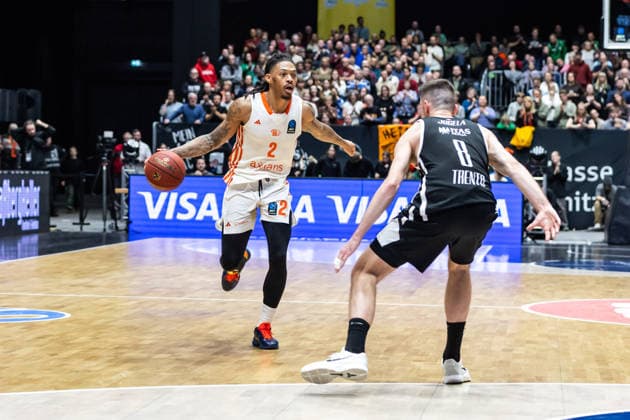 GER, BKT EuroCup, Saison 2025 2026, Niners Chemnitz - Dolomiti Energia Trento. 04.02.2026, Messe, Chemnitz, GER, BKT EuroCup, Saison 2025 2026, Niners Chemnitz - Dolomiti Energia Trento. Nike Sibande (Niners Chemnitz, 2), Matas Jogela (Tolomiti Energia Trento 8) Foto Alexander Trienitz Chemnitz Messe Sachsen Deutschland