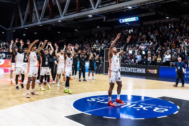 GER, BKT EuroCup, Saison 2025 2026, Niners Chemnitz - Dolomiti Energia Trento. 04.02.2026, Messe, Chemnitz, GER, BKT EuroCup, Saison 2025 2026, Niners Chemnitz - Dolomiti Energia Trento. Kaza Kajami-Keane (Niners Chemnitz, 10) jubelt mit dem Team Foto Alexander Trienitz Chemnitz Messe Sachsen Deutschland