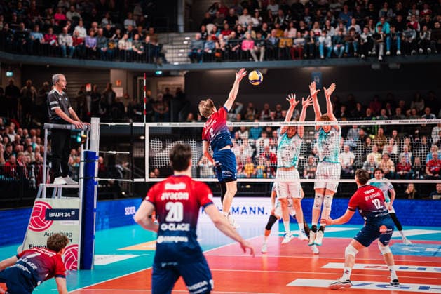 VBL: SVG Lüneburg vs. SWD powervolleys Düren, 04.02.205 Daniel Gruvaeus (SVG Lüneburg, 2) schlägt; Volleyball Bundesliga: SVG Lüneburg vs. SWD powervolleys Düren am 04.02.2026 in der LKH-Arena, Lüneburg Copyright: xBEAUTIFULxSPORTS Tonhäuserx