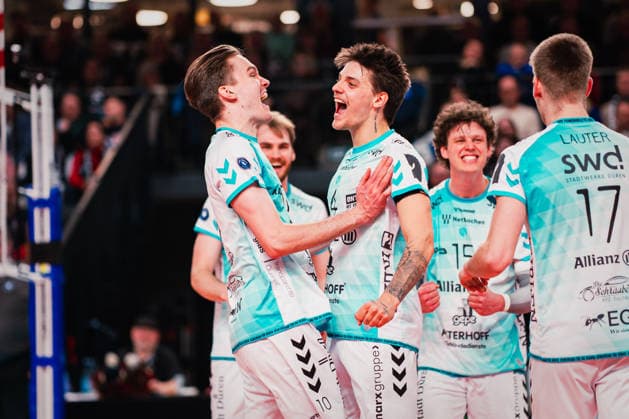 VBL: SVG Lüneburg vs. SWD powervolleys Düren, 04.02.205 Petteri Samuli Tyynismaa (10, SWD Powervolleys Düren) und Gregor Pernus (4, SWD Powervolleys Düren) jubeln zusammen mit dem Team; Volleyball Bundesliga: SVG Lüneburg vs. SWD powervolleys Düren am 04.02.2026 in der LKH-Arena, Lüneburg Copyright: xBEAUTIFULxSPORTS Tonhäuserx