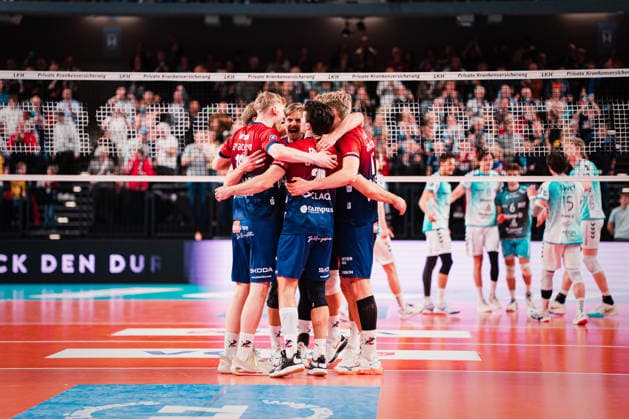 VBL: SVG Lüneburg vs. SWD powervolleys Düren, 04.02.205 SVG Lüneburg steht zusammen im Kreis; Volleyball Bundesliga: SVG Lüneburg vs. SWD powervolleys Düren am 04.02.2026 in der LKH-Arena, Lüneburg Copyright: xBEAUTIFULxSPORTS Tonhäuserx