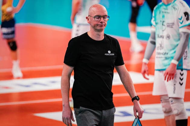 VBL: SVG Lüneburg vs. SWD powervolleys Düren, 04.02.205 Christophe Achten (Trainer, SWD Powervolleys Düren) sichtlicht genervt; Volleyball Bundesliga: SVG Lüneburg vs. SWD powervolleys Düren am 04.02.2026 in der LKH-Arena, Lüneburg Copyright: xBEAUTIFULxSPORTS Tonhäuserx