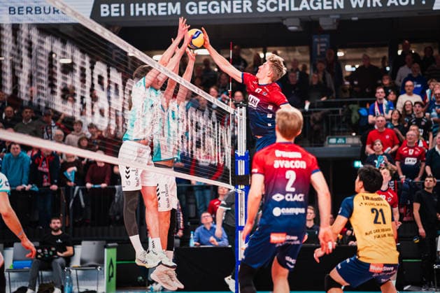 VBL: SVG Lüneburg vs. SWD powervolleys Düren, 04.02.205 Axel Enlund (SVG Lüneburg, 17) mit Kampf am Netz um den Ball Volleyball Bundesliga: SVG Lüneburg vs. SWD powervolleys Düren am 04.02.2026 in der LKH-Arena, Lüneburg Copyright: xBEAUTIFULxSPORTS Tonhäuserx