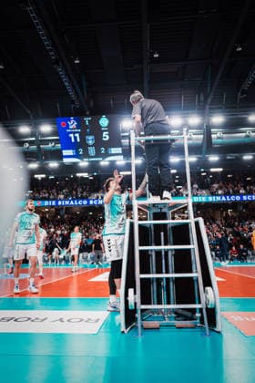 VBL: SVG Lüneburg vs. SWD powervolleys Düren, 04.02.205 Gregor Pernus (4, SWD Powervolleys Düren) diskutiert mit dem Schiedsrichter; Volleyball Bundesliga: SVG Lüneburg vs. SWD powervolleys Düren am 04.02.2026 in der LKH-Arena, Lüneburg Copyright: xBEAUTIFULxSPORTS Tonhäuserx
