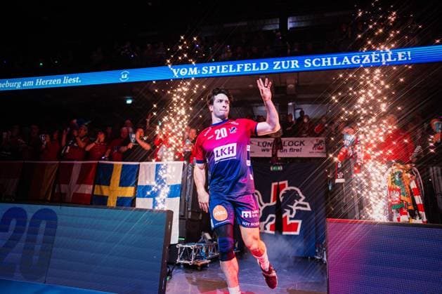 VBL: SVG Lüneburg vs. SWD powervolleys Düren, 04.02.205 Ethan Champlin (SVG Lüneburg, 20) beim Einlauf (mit Starfilter); Volleyball Bundesliga: SVG Lüneburg vs. SWD powervolleys Düren am 04.02.2026 in der LKH-Arena, Lüneburg Copyright: xBEAUTIFULxSPORTS Tonhäuserx