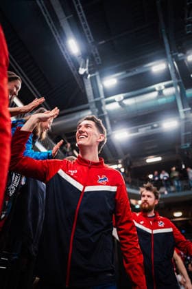 VBL: SVG Lüneburg vs. SWD powervolleys Düren, 04.02.205 Cole Young (SVG Lüneburg, 8) klatscht mit den Fans ab; Volleyball Bundesliga: SVG Lüneburg vs. SWD powervolleys Düren am 04.02.2026 in der LKH-Arena, Lüneburg Copyright: xBEAUTIFULxSPORTS Tonhäuserx
