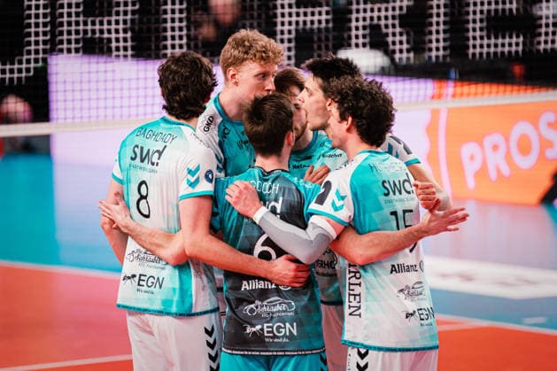 VBL: SVG Lüneburg vs. SWD powervolleys Düren, 04.02.205 SWD powervolleys Düren jubelt zusammen; Volleyball Bundesliga: SVG Lüneburg vs. SWD powervolleys Düren am 04.02.2026 in der LKH-Arena, Lüneburg Copyright: xBEAUTIFULxSPORTS Tonhäuserx