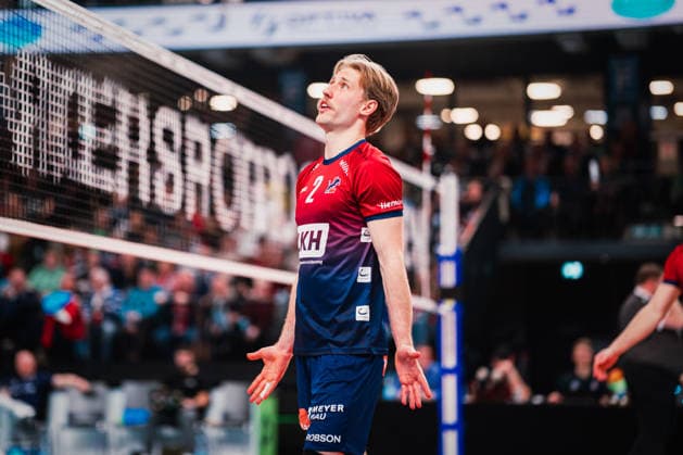 VBL: SVG Lüneburg vs. SWD powervolleys Düren, 04.02.205 Daniel Gruvaeus (SVG Lüneburg, 2) sichtlich irritiert von der Schiedsrichter Entscheidung; Volleyball Bundesliga: SVG Lüneburg vs. SWD powervolleys Düren am 04.02.2026 in der LKH-Arena, Lüneburg Copyright: xBEAUTIFULxSPORTS Tonhäuserx