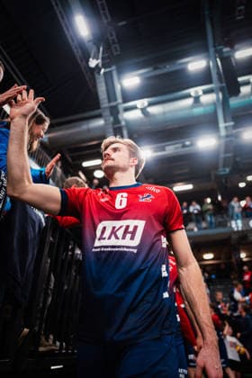 VBL: SVG Lüneburg vs. SWD powervolleys Düren, 04.02.205 Jackson Howe (SVG Lüneburg, 6) klatscht mit den Fans ab; Volleyball Bundesliga: SVG Lüneburg vs. SWD powervolleys Düren am 04.02.2026 in der LKH-Arena, Lüneburg Copyright: xBEAUTIFULxSPORTS Tonhäuserx