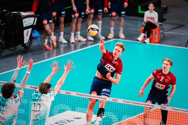 VBL: SVG Lüneburg vs. SWD powervolleys Düren, 04.02.205 Axel Enlund (SVG Lüneburg, 17) schlägt den Ball; Volleyball Bundesliga: SVG Lüneburg vs. SWD powervolleys Düren am 04.02.2026 in der LKH-Arena, Lüneburg Copyright: xBEAUTIFULxSPORTS Tonhäuserx