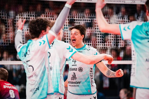 VBL: SVG Lüneburg vs. SWD powervolleys Düren, 04.02.205 Gregor Pernus (4, SWD Powervolleys Düren) jubelt mit dem Team; Volleyball Bundesliga: SVG Lüneburg vs. SWD powervolleys Düren am 04.02.2026 in der LKH-Arena, Lüneburg Copyright: xBEAUTIFULxSPORTS Tonhäuserx