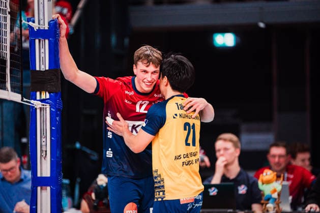 VBL: SVG Lüneburg vs. SWD powervolleys Düren, 04.02.205 Santeri Välimaa (SVG Lüneburg, 12) und Sho Takahashi (SVG Lüneburg, 21) stehen eng zusammen; Volleyball Bundesliga: SVG Lüneburg vs. SWD powervolleys Düren am 04.02.2026 in der LKH-Arena, Lüneburg Copyright: xBEAUTIFULxSPORTS Tonhäuserx