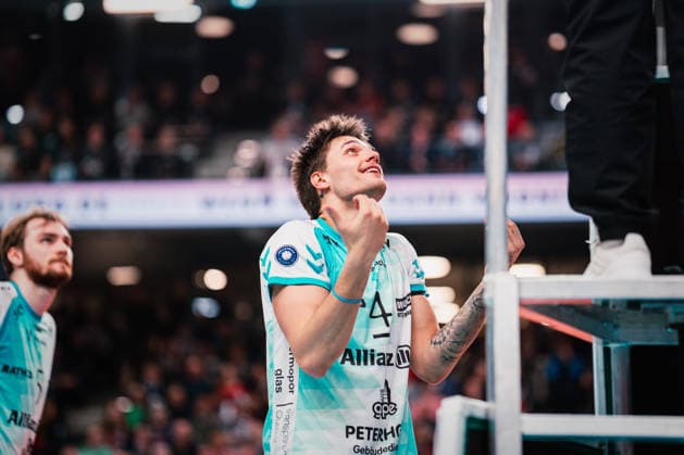 VBL: SVG Lüneburg vs. SWD powervolleys Düren, 04.02.205 Gregor Pernus (4, SWD Powervolleys Düren) diskutiert verzweifelt mit dem Schiedsrichter; Volleyball Bundesliga: SVG Lüneburg vs. SWD powervolleys Düren am 04.02.2026 in der LKH-Arena, Lüneburg Copyright: xBEAUTIFULxSPORTS Tonhäuserx