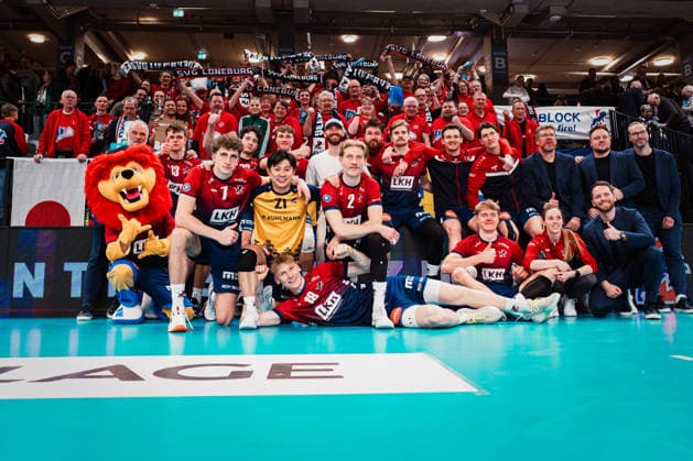 VBL: SVG Lüneburg vs. SWD powervolleys Düren, 04.02.205 Das Siegerfoto von der SVG Lüneburg nach dem 3:2 Erfolg vor dem Lüneblock; Volleyball Bundesliga: SVG Lüneburg vs. SWD powervolleys Düren am 04.02.2026 in der LKH-Arena, Lüneburg Copyright: xBEAUTIFULxSPORTS Tonhäuserx