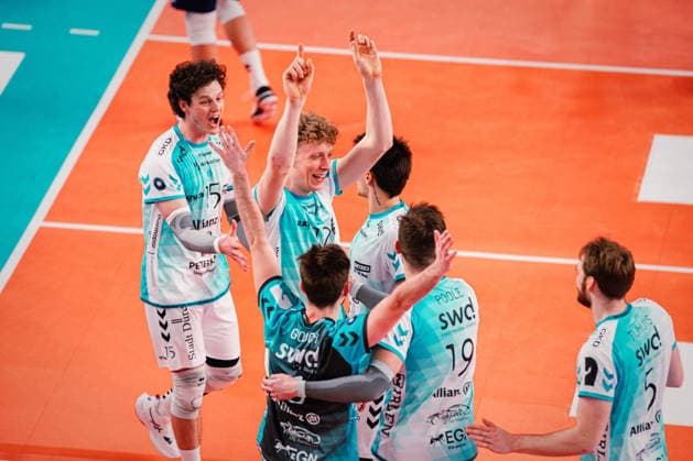 VBL: SVG Lüneburg vs. SWD powervolleys Düren, 04.02.205 SWD powervolleys Düren jubelt (im Fokus Siebe Korenblek (12, SWD Powervolleys Düren)); Volleyball Bundesliga: SVG Lüneburg vs. SWD powervolleys Düren am 04.02.2026 in der LKH-Arena, Lüneburg Copyright: xBEAUTIFULxSPORTS Tonhäuserx