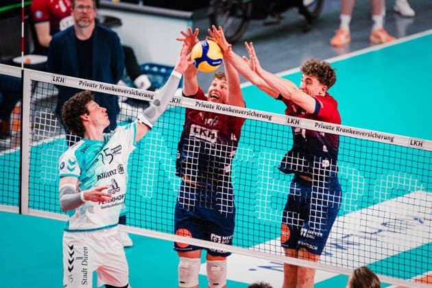 VBL: SVG Lüneburg vs. SWD powervolleys Düren, 04.02.205 Zachary Peter Hutcheson (15, SWD Powervolleys Düren), Santeri Välimaa (SVG Lüneburg, 12) und Joscha Kunstmann (SVG Lüneburg, 7) kämpfen um den Ball am Netz; Volleyball Bundesliga: SVG Lüneburg vs. SWD powervolleys Düren am 04.02.2026 in der LKH-Arena, Lüneburg Copyright: xBEAUTIFULxSPORTS Tonhäuserx