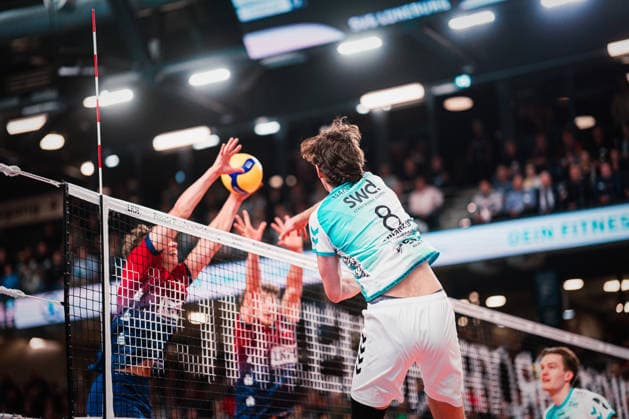 VBL: SVG Lüneburg vs. SWD powervolleys Düren, 04.02.205 Gregor Pernus (4, SWD Powervolleys Düren) schlägt den Ball; Volleyball Bundesliga: SVG Lüneburg vs. SWD powervolleys Düren am 04.02.2026 in der LKH-Arena, Lüneburg Copyright: xBEAUTIFULxSPORTS Tonhäuserx