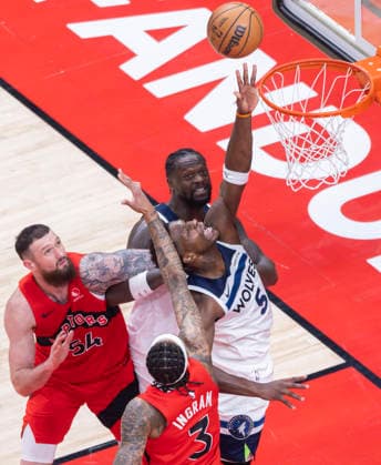 (260205) -- TORONTO, Feb. 5, 2026 -- Anthony Edwards (R) of Minnesota Timberwolves goes for a layup during the 2025-2026 NBA, Basketball Herren, USA regular season game between Toronto Raptors and Minnesota Timberwolves in Toronto, Canada, on Feb. 4, 2026. (Photo by Xinhua) (SP)CANADA-TORONTO-BASKETBALL-NBA-TIMBERWOLVES VS RAPTORS ZouxZheng 