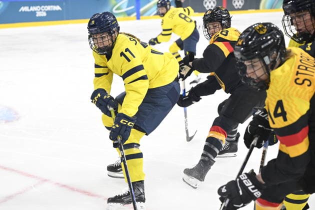 MILANO, ITALIEN 20260205 Sveriges Josefin Bouveng (11) under OS-premiären i damernas ishockey mellan Sverige och Tyskland pa Milano Rho Ice hockey, Eishockey Arena under OS i Milano. *** Bilden ingar i SPORTPAKET. För övriga BETALBILD ** MILANO ITALIEN x10070x *** MILANO, ITALY 20260205 Swedens Josefin Bouveng 11 during the womens ice hockey Olympic premiere between Sweden and Germany at the Milan Rho Ice Hockey Arena during the Milan Olympics Picture in SPORTPAKET For others PAYPICTURE MILANO ITALY x10070x  Copyright: xJessicaxGow TTx OS 2026 ISHOCKEY SVERIGE-TYSKLAND