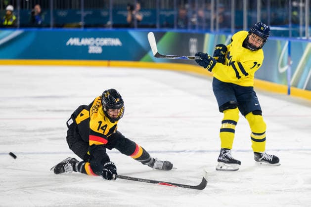 260205 Carina Strobel of Germany and Josefin Bouveng of Sweden in the women s Ice hockey, Eishockey game between Sweden and Germany during day -1 of the 2026 Winter Olympics on February 5, 2026 in Milan. Photo: Carl Sandin BILDBYRAN kod CS CS0849 ishockey ice hockey Olympic Games, Olympische Spiele, Olympia, OS olympics winter olympics os ol olympiska spel vinter-os olympiske leker milano cortina 2026 milan cortina 2026 milano cortina 2026 olympic games milano cortina 2026 winter olympic games milano cortina-os milano cortina-ol vinter-ol -1 bbeng sverige tyskland *** 260205 Carina Strobel of Germany and Josefin Bouveng of Sweden in the women s ice hockey game between Sweden and Germany during day 1 of the 2026 Winter Olympics on February 5, 2026 in Milan Photo Carl Sandin BILDBYRAN kod CS CS0849 ishockey ice hockey olympic games olympics winter olympics os ol olympiska spel vinter os olympiske leker milano cortina 2026 milan cortina 2026 milano cortina 2026 olympic games milano cortina 2026 winter olympic games milano cortina os milano cortina ol vinter ol 1 bbeng sverige tyskland  Copyright: CARLxSANDIN BB260205CS011