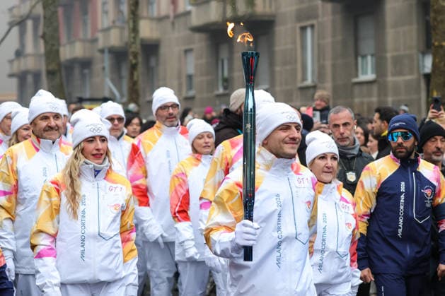 Milano Cortina 2026 - XXV Olympic Winter games, Winterspiele,Spiele, Summer games Sesto San Giovanni (MI) - Italy Thursday , February 5 , 2026 Journey of the Olympic Flame Milano Cortina 2026 to Milan  Copyright: xSergioxBisi IPAxSportx xipa-agency.netx xx IPA_70988907 IPA_Agency_IPA70988907