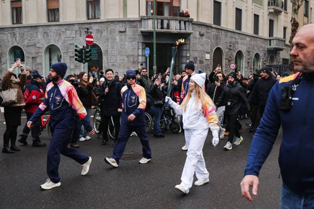 Winter Olympics - Olympic Flame Journey For Milan Cortina 2026 - Sesto San Giovanni Sesto San Giovanni, The journey of the Olympic Flame of the XXV Winter Olympic Games, Olympische Spiele, Olympia, OS Milan Cortina 2026. In the photo: The passage of a tedophoto with the Olympic Torch Photo by Alessandro Bremec IPA ABACAPRESS.COM Cortina d Ampezzo Italy  Copyright: xIPA ABACAx