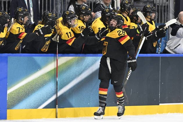 MILANO, ITALIEN 20260205 Tysklands Katarina Jobst-Smith (28) jublar efter att ha gjort 0-1 under OS-premiären i damernas ishockey mellan Sverige och Tyskland pa Milano Rho Ice hockey, Eishockey Arena under OS i Milano. *** Bilden ingar i SPORTPAKET. För övriga BETALBILD ** MILANO ITALIEN x10070x *** MILANO, ITALY 20260205 Germanys Katarina Jobst Smith 28 cheers after scoring 0-1 during the womens ice hockey Olympic opening match between Sweden and Germany at the Milan Rho Ice Hockey Arena during the Milan Olympics Picture in SPORT PACKAGE For others PAY PICTURE MILANO ITALY x10070x  Copyright: xJessicaxGow TTx OS 2026 ISHOCKEY SVERIGE-TYSKLAND