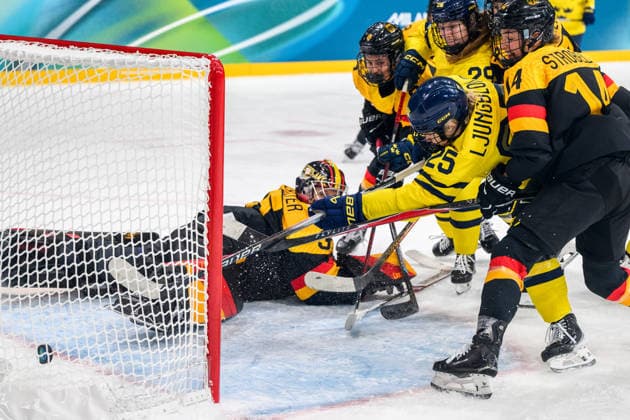 260205 Lina Ljungblom of Sweden scores the 1-1 goal behind goaltender Sandra Abstreiter of Germany in the women s Ice hockey, Eishockey game between Sweden and Germany during day -1 of the 2026 Winter Olympics on February 5, 2026 in Milan. Photo: Carl Sandin BILDBYRAN kod CS CS0849 ishockey ice hockey Olympic Games, Olympische Spiele, Olympia, OS olympics winter olympics os ol olympiska spel vinter-os olympiske leker milano cortina 2026 milan cortina 2026 milano cortina 2026 olympic games milano cortina 2026 winter olympic games milano cortina-os milano cortina-ol vinter-ol -1 bbeng sverige tyskland *** 260205 Lina Ljungblom of Sweden scores the 1 1 goal behind goaltender Sandra Abstreiter of Germany in the women s ice hockey game between Sweden and Germany during day 1 of the 2026 Winter Olympics on February 5, 2026 in Milan Photo Carl Sandin BILDBYRAN kod CS CS0849 ishockey ice hockey olympic games olympics winter olympics os ol olympiska spel vinter os olympiske leker milano cortina 2026 milan cortina 2026 milano cortina 2026 olympic games milano cortina 2026 winter olympic games milano cortina os milano cortina ol vinter ol 1 bbeng sverige tyskland  Copyright: CARLxSANDIN BB260205CS020