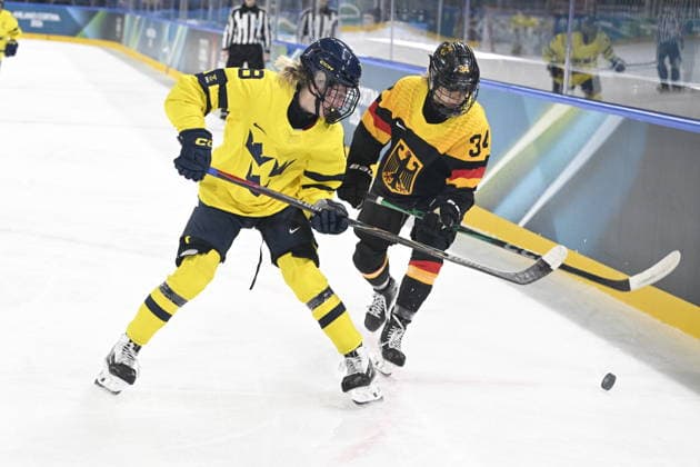MILANO, ITALIEN 20260205 Sveriges Hilda Svensson mot Tysklands Celina Haider under OS-premiären i damernas ishockey mellan Sverige och Tyskland pa Milano Rho Ice hockey, Eishockey Arena under OS i Milano. *** Bilden ingar i SPORTPAKET. För övriga BETALBILD ** MILANO ITALIEN x10070x *** MILANO, ITALY 20260205 Swedens Hilda Svensson against Germanys Celina Haider during the womens ice hockey Olympic opening match between Sweden and Germany at the Milan Rho Ice Hockey Arena during the Milan Olympics Picture in SPORT PACKAGE For others PAY PICTURE MILANO ITALY x10070x  Copyright: xJessicaxGow TTx OS 2026 ISHOCKEY SVERIGE-TYSKLAND