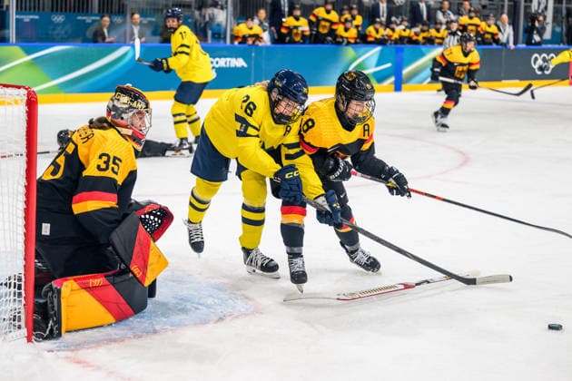 260205 Hanna Olsson of Sweden against goaltender Sandra Abstreiter and Ronja Hark of Germany in the women s Ice hockey, Eishockey game between Sweden and Germany during day -1 of the 2026 Winter Olympics on February 5, 2026 in Milan. Photo: Carl Sandin BILDBYRAN kod CS CS0849 ishockey ice hockey Olympic Games, Olympische Spiele, Olympia, OS olympics winter olympics os ol olympiska spel vinter-os olympiske leker milano cortina 2026 milan cortina 2026 milano cortina 2026 olympic games milano cortina 2026 winter olympic games milano cortina-os milano cortina-ol vinter-ol -1 bbeng sverige tyskland *** 260205 Hanna Olsson of Sweden against goaltender Sandra Abstreiter and Ronja Hark of Germany in the women s ice hockey game between Sweden and Germany during day 1 of the 2026 Winter Olympics on February 5, 2026 in Milan Photo Carl Sandin BILDBYRAN kod CS CS0849 ishockey ice hockey olympic games olympics winter olympics os ol olympiska spel vinter os olympiske leker milano cortina 2026 milan cortina 2026 milano cortina 2026 olympic games milano cortina 2026 winter olympic games milano cortina os milano cortina ol vinter ol 1 bbeng sverige tyskland  Copyright: CARLxSANDIN BB260205CS023