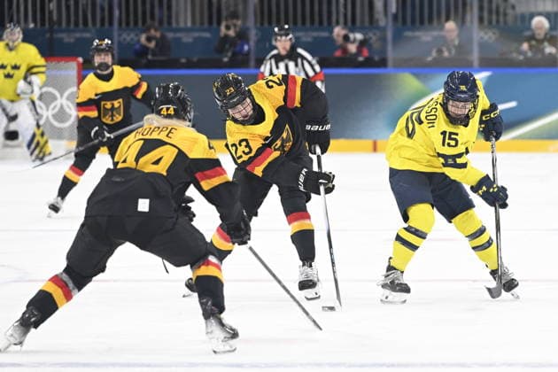 MILANO, ITALIEN 20260205 Tysklands Lilli Welcke (23) mot Sveriges Lisa Johansson under OS-premiären i damernas ishockey mellan Sverige och Tyskland pa Milano Rho Ice hockey, Eishockey Arena under OS i Milano. *** Bilden ingar i SPORTPAKET. För övriga BETALBILD ** MILANO ITALIEN x10070x *** MILANO, ITALY 20260205 Germanys Lilli Welcke 23 against Swedens Lisa Johansson during the womens ice hockey Olympic opening match between Sweden and Germany at the Milan Rho Ice Hockey Arena during the Milan Olympics Picture in SPORT PACKAGE For others PAY PICTURE MILANO ITALY x10070x  Copyright: xJessicaxGow TTx OS 2026 ISHOCKEY SVERIGE-TYSKLAND