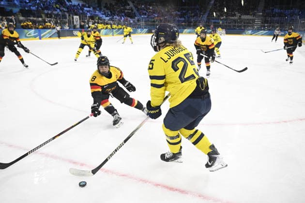 MILANO, ITALIEN 20260205 Tysklands Ronja Hark mot Sveriges Lina Ljungblom under OS-premiären i damernas ishockey mellan Sverige och Tyskland pa Milano Rho Ice hockey, Eishockey Arena under OS i Milano. *** Bilden ingar i SPORTPAKET. För övriga BETALBILD ** MILANO ITALIEN x10070x *** MILANO, ITALY 20260205 Germanys Ronja Hark against Swedens Lina Ljungblom during the womens ice hockey Olympic opening match between Sweden and Germany at the Milan Rho Ice Hockey Arena during the Milan Olympics Picture in SPORT PACKAGE For others PAY PICTURE MILANO ITALY x10070x  Copyright: xJessicaxGow TTx OS 2026 ISHOCKEY SVERIGE-TYSKLAND