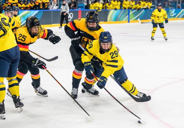 260205 Emily Nix of Germany and Felizia Wikner Zienkiewicz of Sweden in the women s Ice hockey, Eishockey game between Sweden and Germany during day -1 of the 2026 Winter Olympics on February 5, 2026 in Milan. Photo: Carl Sandin BILDBYRAN kod CS CS0849 ishockey ice hockey Olympic Games, Olympische Spiele, Olympia, OS olympics winter olympics os ol olympiska spel vinter-os olympiske leker milano cortina 2026 milan cortina 2026 milano cortina 2026 olympic games milano cortina 2026 winter olympic games milano cortina-os milano cortina-ol vinter-ol -1 bbeng sverige tyskland *** 260205 Emily Nix of Germany and Felizia Wikner Zienkiewicz of Sweden in the women s ice hockey game between Sweden and Germany during day 1 of the 2026 Winter Olympics on February 5, 2026 in Milan Photo Carl Sandin BILDBYRAN kod CS CS0849 ishockey ice hockey olympic games olympics winter olympics os ol olympiska spel vinter os olympiske leker milano cortina 2026 milan cortina 2026 milano cortina 2026 olympic games milano cortina 2026 winter olympic games milano cortina os milano cortina ol vinter ol 1 bbeng sverige tyskland  Copyright: CARLxSANDIN BB260205CS026