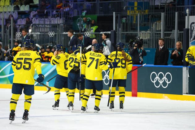 February 5, 2026, Milan, Lombardy, Italy: LINA LJUNGBLOM 25 of Sweden celebrates with her teammates after scoring a goal in the Women s Preliminary Round Group B game between Team Sweden and Team Germany at the Milano Cortina 2026 Winter Olympic Games, Olympische Spiele, Olympia, OS Milan Italy - ZUMAc179 20260205_oly_c179_013 Copyright: xMickaelxChavetx