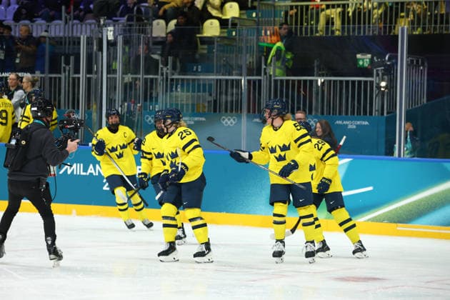 February 5, 2026, Milan, Lombardy, Italy: LINA LJUNGBLOM 25 of Sweden celebrates with her teammates after scoring a goal in the Women s Preliminary Round Group B game between Team Sweden and Team Germany at the Milano Cortina 2026 Winter Olympic Games, Olympische Spiele, Olympia, OS Milan Italy - ZUMAc179 20260205_oly_c179_014 Copyright: xMickaelxChavetx