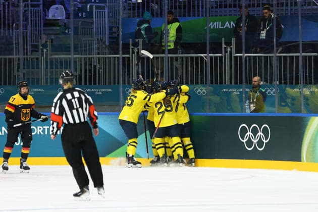 February 5, 2026, Milan, Lombardy, Italy: LINA LJUNGBLOM 25 of Sweden celebrates with her teammates after scoring a goal in the Women s Preliminary Round Group B game between Team Sweden and Team Germany at the Milano Cortina 2026 Winter Olympic Games, Olympische Spiele, Olympia, OS Milan Italy - ZUMAc179 20260205_oly_c179_016 Copyright: xMickaelxChavetx