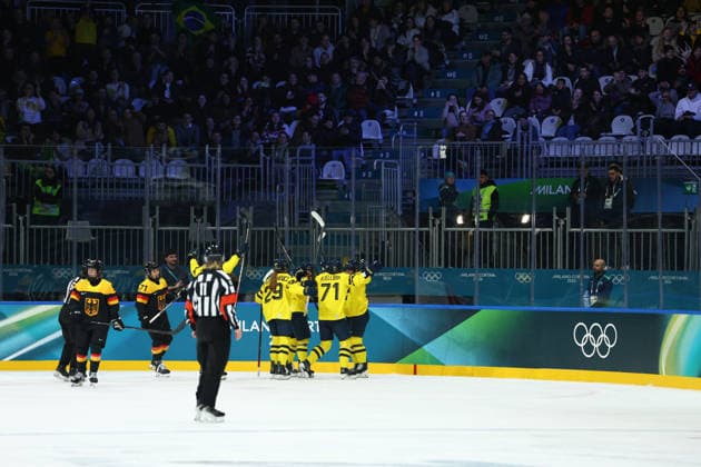 February 5, 2026, Milan, Lombardy, Italy: LINA LJUNGBLOM 25 of Sweden celebrates with her teammates after scoring a goal in the Women s Preliminary Round Group B game between Team Sweden and Team Germany at the Milano Cortina 2026 Winter Olympic Games, Olympische Spiele, Olympia, OS Milan Italy - ZUMAc179 20260205_oly_c179_017 Copyright: xMickaelxChavetx
