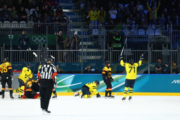 February 5, 2026, Milan, Lombardy, Italy: LINA LJUNGBLOM 25 of Sweden celebrates with her teammates after scoring a goal in the Women s Preliminary Round Group B game between Team Sweden and Team Germany at the Milano Cortina 2026 Winter Olympic Games, Olympische Spiele, Olympia, OS Milan Italy - ZUMAc179 20260205_oly_c179_018 Copyright: xMickaelxChavetx