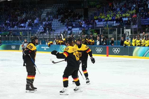 February 5, 2026, Milan, Lombardy, Italy: KATARINA JOBST-SMITH 28 of Germany celebrates with her teammates after scoring her side s first goal in the Women s Preliminary Round Group B game between Team Sweden and Team Germany at the Milano Cortina 2026 Winter Olympic Games, Olympische Spiele, Olympia, OS Milan Italy - ZUMAc179 20260205_oly_c179_023 Copyright: xMickaelxChavetx