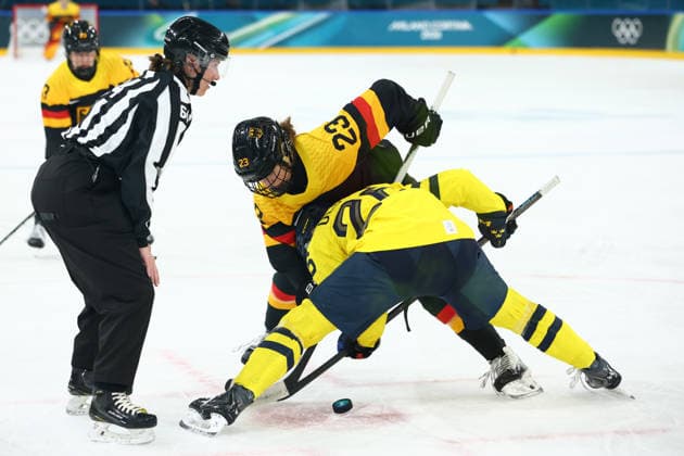 February 5, 2026, Milan, Lombardy, Italy: Face-off in the Women s Preliminary Round Group B game between Team Sweden and Team Germany at the Milano Cortina 2026 Winter Olympic Games, Olympische Spiele, Olympia, OS Milan Italy - ZUMAc179 20260205_oly_c179_027 Copyright: xMickaelxChavetx