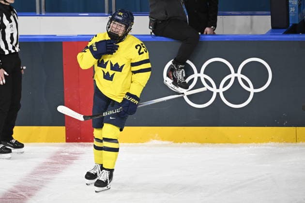 MILAN, ITALY 20260205 Sweden s Lina Ljungblom (25) celebrates after scoring 2-1 during the Olympic opening match in women s Ice hockey, Eishockey between Sweden and Germany at the Milan Rho Ice Hockey Arena during the Milan Olympics. *** The image is included in the SPORTS PACKAGE. For others PAYMENT IMAGE ** MILANO ITALY x10070x *** MILAN, ITALY 20260205 Sweden s Lina Ljungblom 25 celebrates after scoring 2 1 during the Olympic opening match in women s ice hockey between Sweden and Germany at the Milan Rho Ice Hockey Arena during the Milan Olympics The image is included in the SPORTS PACKAGE For others PAYMENT IMAGE MILANO ITALY x10070x  Copyright: xJessicaxGow TTx OLYMPICS 2026 ICE HOCKEY SWEDEN-GERMANY