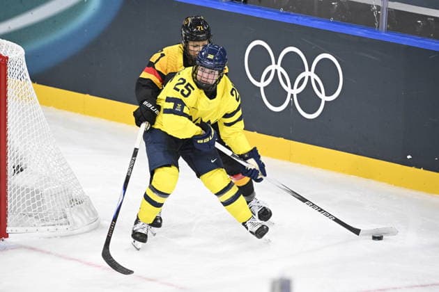 MILANO, ITALIEN 20260205 Sveriges Lina Ljungblom mot Tysklands Anne Bartsch under OS-premiären i damernas ishockey mellan Sverige och Tyskland pa Milano Rho Ice hockey, Eishockey Arena under OS i Milano. *** Bilden ingar i SPORTPAKET. För övriga BETALBILD ** MILANO ITALIEN x10070x *** MILANO, ITALY 20260205 Swedens Lina Ljungblom against Germanys Anne Bartsch during the womens ice hockey Olympic opening match between Sweden and Germany at the Milan Rho Ice Hockey Arena during the Milan Olympics Picture in SPORT PACKAGE For others PAY PICTURE MILANO ITALY x10070x  Copyright: xJessicaxGow TTx OS 2026 ISHOCKEY SVERIGE-TYSKLAND