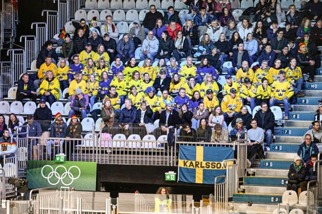MILANO, ITALIEN 20260205 Svensk publik, fans, supportrar under OS-premiären i damernas ishockey mellan Sverige och Tyskland pa Milano Rho Ice hockey, Eishockey Arena under OS i Milano. *** Bilden ingar i SPORTPAKET. För övriga BETALBILD ** MILANO ITALIEN x10070x *** MILANO, ITALY 20260205 Swedish audience, fans, supporters during the Olympic premiere in womens ice hockey between Sweden and Germany at the Milan Rho Ice Hockey Arena during the Olympic Games in Milan Picture in SPORTPAKET For others PAYPICTURE MILANO ITALY x10070x  Copyright: xJessicaxGow TTx OS 2026 ISHOCKEY SVERIGE-TYSKLAND