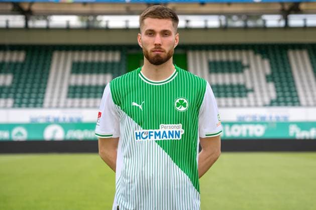 04.02.2026 - SpVgg Greuther Fürth ( Kleeblatt Spielvereinigung ) - 2. Fussball Bundesliga - Saison 2025 2026 - Fototermin Porträttermin Vorstellung Präsentation Pressetermin - - Einzelbild Einzelfoto Portrait Porträt Kopfbild - Doni Edon Arifi (28, SpVgg Greuther Fürth )