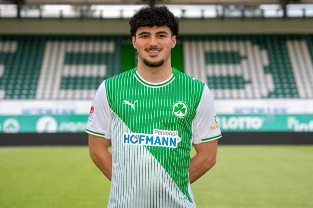 04.02.2026 - SpVgg Greuther Fürth ( Kleeblatt Spielvereinigung ) - 2. Fussball Bundesliga - Saison 2025 2026 - Fototermin Porträttermin Vorstellung Präsentation Pressetermin - - Einzelbild Einzelfoto Portrait Porträt Kopfbild - Mehmet Avlayici (44, SpVgg Greuther Fürth )