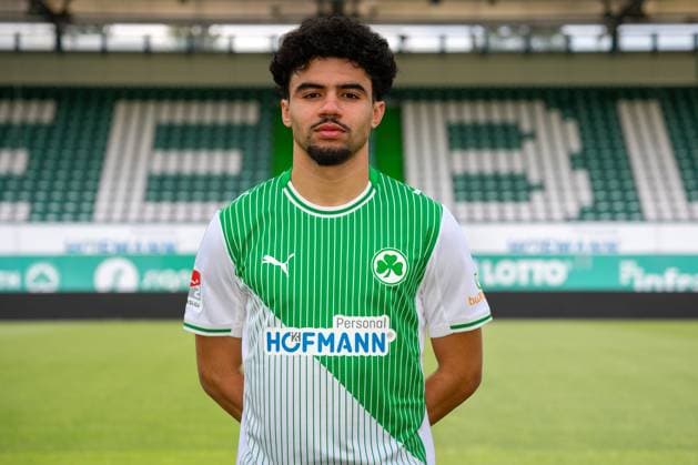 04.02.2026 - SpVgg Greuther Fürth ( Kleeblatt Spielvereinigung ) - 2. Fussball Bundesliga - Saison 2025 2026 - Fototermin Porträttermin Vorstellung Präsentation Pressetermin - - Einzelbild Einzelfoto Portrait Porträt Kopfbild - Aiman Dardari (11, SpVgg Greuther Fürth )