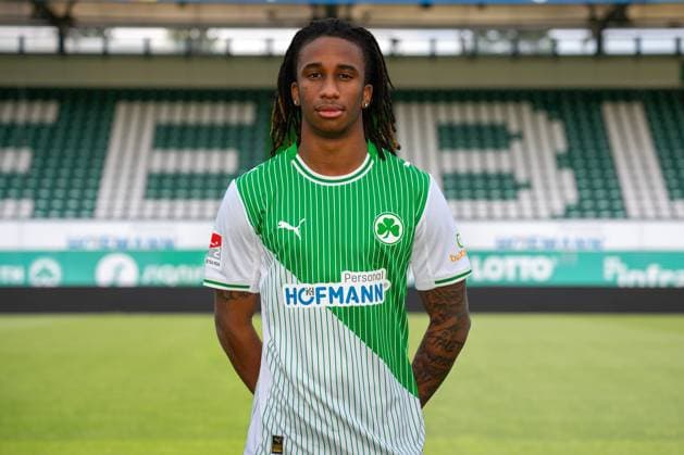 04.02.2026 - SpVgg Greuther Fürth ( Kleeblatt Spielvereinigung ) - 2. Fussball Bundesliga - Saison 2025 2026 - Fototermin Porträttermin Vorstellung Präsentation Pressetermin - - Einzelbild Einzelfoto Portrait Porträt Kopfbild - Keyan Varela ( SpVgg Greuther Fürth )
