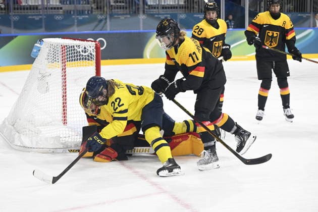 MILAN, ITALY 20260205 Sweden s Hanna Thuvik (22) and Germany s Nicola Hadraschek-Eisenschmid in front of Germany s goalie during the Olympic opening match in women s Ice hockey, Eishockey between Sweden and Germany at Milan s Rho Ice Hockey Arena during the Milan Olympics. *** The image is included in the SPORTS PACKAGE. For others PAYMENT IMAGE ** MILANO ITALY x10070x *** MILAN, ITALY 20260205 Sweden s Hanna Thuvik 22 and Germany s Nicola Hadraschek Eisenschmid in front of Germany s goalie during the Olympic opening match in women s ice hockey between Sweden and Germany at Milan s Rho Ice Hockey Arena during the Milan Olympics The image is included in the SPORTS PACKAGE For others PAYMENT IMAGE MILANO ITALY x10070x  Copyright: xJessicaxGow TTx OLYMPICS 2026 ICE HOCKEY SWEDEN-GERMANY